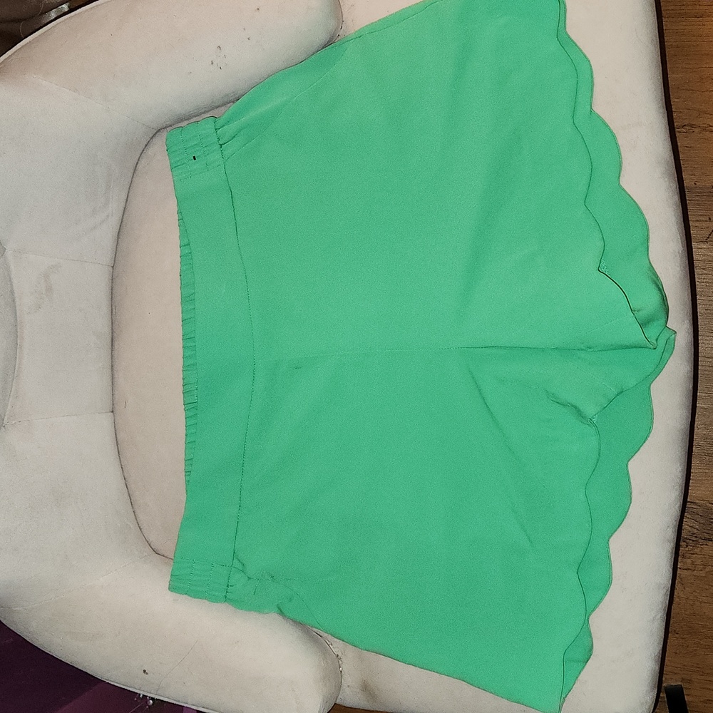 3/$20 NY & CO Green Scalloped shorts Size M